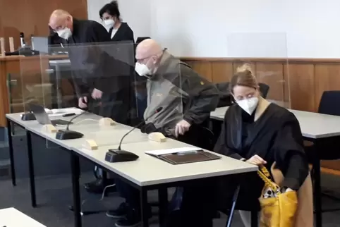 Klaus Roth (Mitte) mit seinem Verteidiger Franz-Josef Schillo und der Anwältin Alexandra Windsberger (rechts)