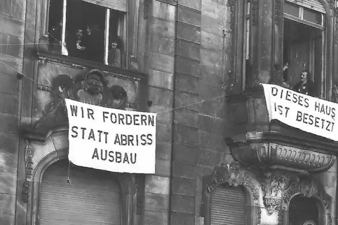 Ende März 1982 besetzten Mitglieder der Aktionsgemeinschaft Postdreieck das Gundelweinsche Haus, um gegen den weiteren Abriss de