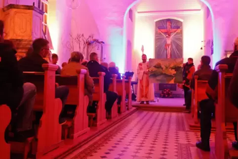 Besinnliche Momente rund um die Liebe: 2020 war die Kapelle beim Segensgottesdienst für alle Liebenden in rotes Licht getaucht.