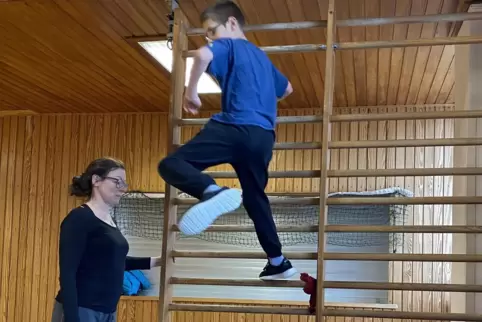 Erst hinaufklettern, dann herunterspringen: Stefanie Henke gibt ihren Schützlingen Tipps und passt auf, dass nichts passiert.