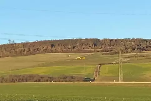 Hier wird der Paraglider vom Helikopter geborgen.∫