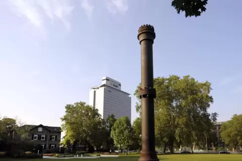 Der Haber-Bosch-Reaktor ist bis heute zu sehen, das Engelhorn-Hochhaus wurde abgerissen.