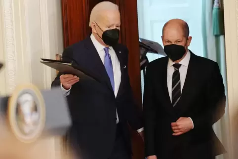 Washington: Bundeskanzler Olaf Scholz (SPD, rechts) und US-Präsident Joe Biden kommen zu einer Pressekonferenz im Weißen Haus.