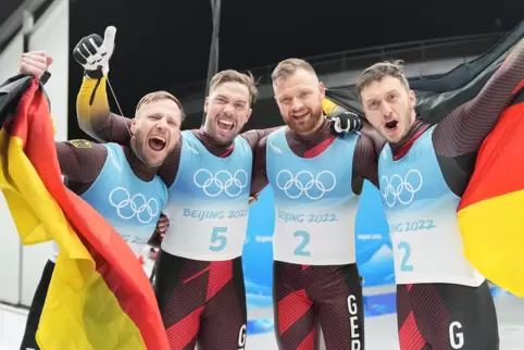 Die Olympiasieger Tobias Arlt und Tobias Wendl (von links) feiern ihren Triumph gemeinsam mit dem Silberduo Toni Eggert und Sasc