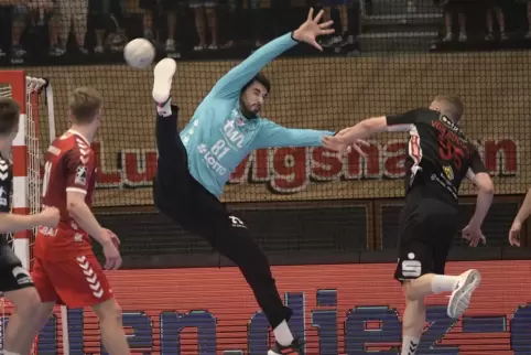 Flugeinsatz: Matej Asanin im Tor der Eulen gegen den Spieler aus Hamm, Jan von Boenigk (rechts).