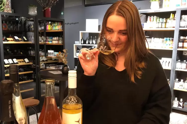 Beim Testen eines alkoholfreien Weins: Sommeliere Alisa Weber.