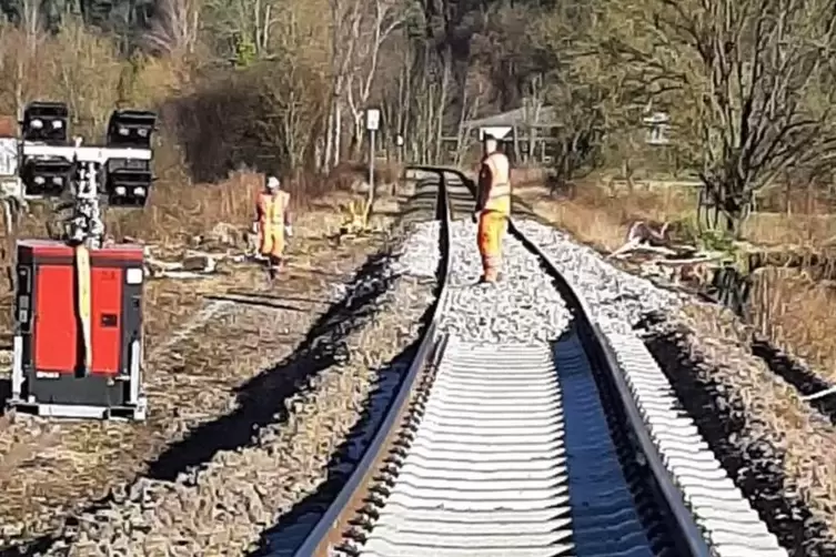 Bahnarbeiter tauschen die beschädigten Betonschwellen auf dem Gleis vor Thaleischweiler-Fröschen aus. Die Arbeiten dauern nach A