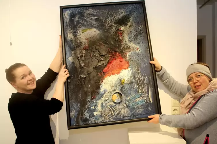 Anika (links) und Birgit Hofmann möchten mit der Ausstellung im Kuseler Stadt- und Heimatmusem an ihren verstorbenen Vater Dietm