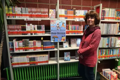 „Manga-Offensive“: Büchereileiterin Birgit Bauer vor der stattlichen Sammlung von Mangas und Comics in der Gemeindebibliothek.