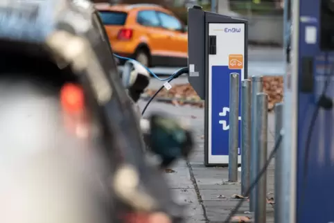 In der Debatte geht es um die Frage, wie die Ladeinfrastruktur für E-Autos aussehen soll.