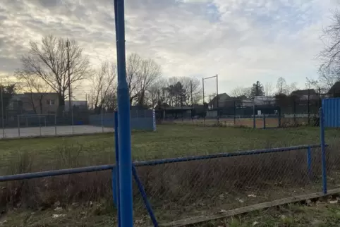 Auf dem Sportgelände könnte ein Supermarkt gebaut werden. Aber auch Häuser und Wohnungen oder eine Tagespflegeeinrichtung sind i