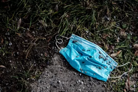 Ein Nebeneffekt der Pandemie: An vielen Stellen liegen weggeworfene Masken. 