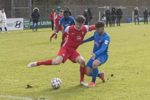 Mit leeren Händen stand die U19 nach dem Heimspiel gegen Heidenheim da. Hier versucht der Lauterer Aaron Basenach, den Ball an L
