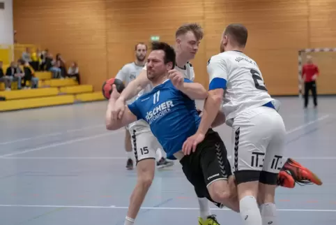  Markus Badinger von der HSG Landau/Land zwischen den Ottersheimern Joshua Albert und Andre Hilsendegen. 