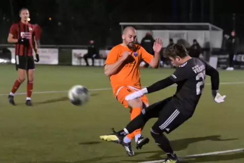 Lieblingsgegner: Daniel Schattner (links) vom FC Speyer 09 gegen Völklingen.