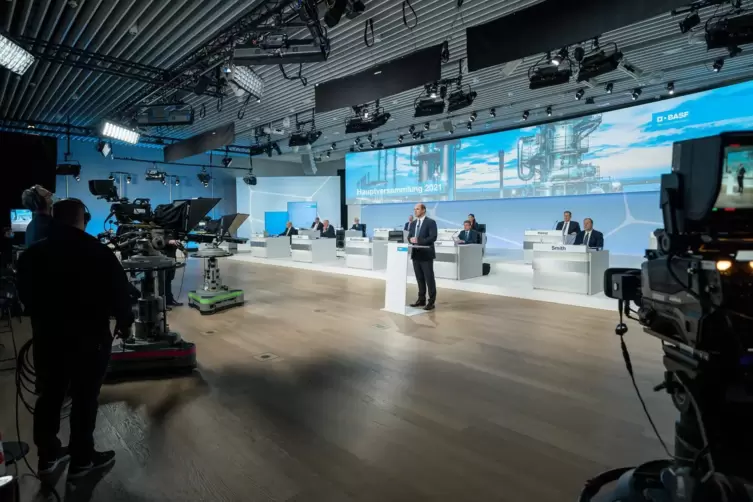 Blick in den Senderaum zur virtuellen Hauptversammlung der BASF 2021: Am Pult Vorstandsvorsitzender Martin Brudermüller. 