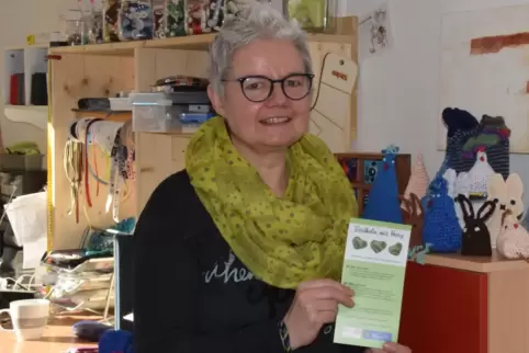 Gründerin Sabina Bleul mit einigen der neuen Ideen für Ostern.