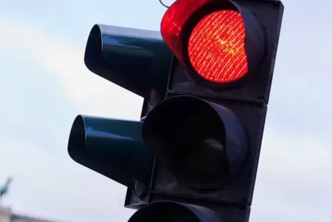 Eine 64-jährige Autofahrerin hatte die rote Ampel übersehen. 