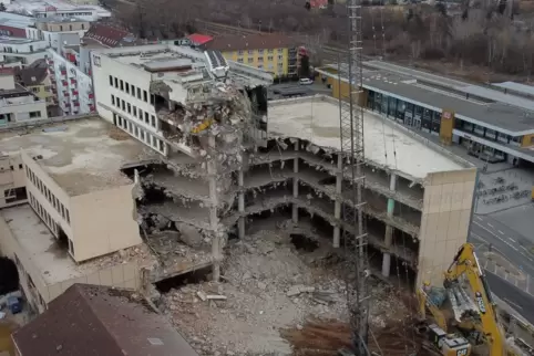 Der Kaufhof aus Richtung Süden. Gut zu sehen sind der Bagger mit der Betonschere und der Seilbagger, der untewr anderem die Abri