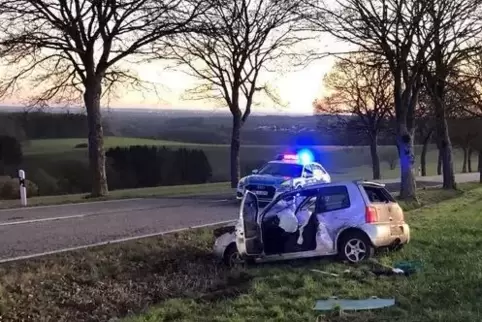 Nach dem sich der Wagen eines 64-Jährigen mehrfach überschlagen hatte, kam er auf allen vier Rädern zum Stillstand.
