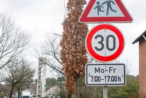 Zum Schutz der Kinder der nahen Sonnenfeldschule gilt in der Ringstraße nahe der Kuppelkirche St. Fronleichnam tagsüber die Temp
