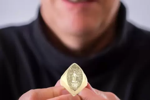 Hagen Stein hat die Ehrenringe für die beiden BionTech-Gründer Özlem Türeci und Ugur Sahin angefertigt. 