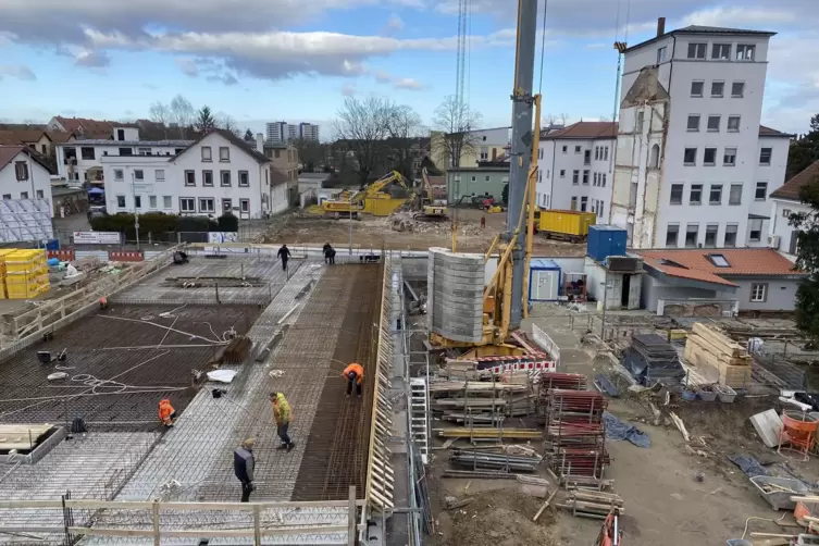 Baustelle: Der Rohbau für das neue Verwaltungsgebäude der VR-Bank in der Oberen Langgasse soll im Mai fertig werden. 