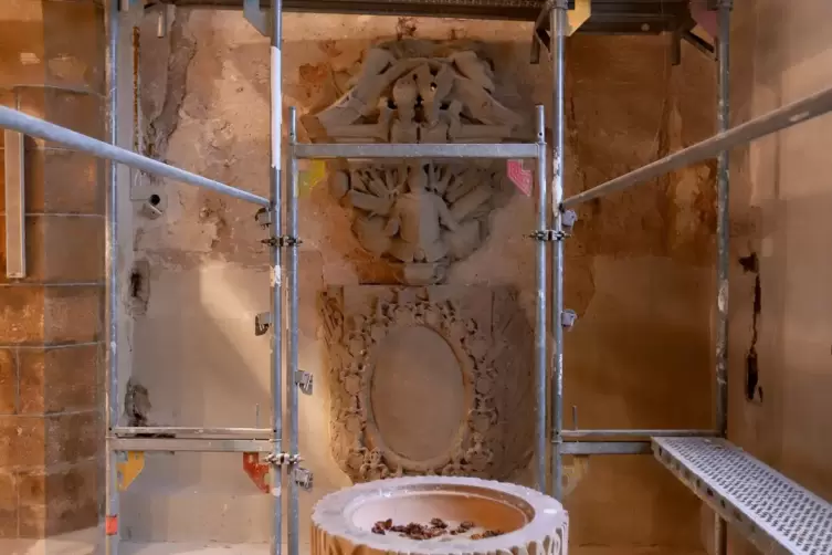 Blick in ein Seitenschiff w&auml;hrend der Restaurierung