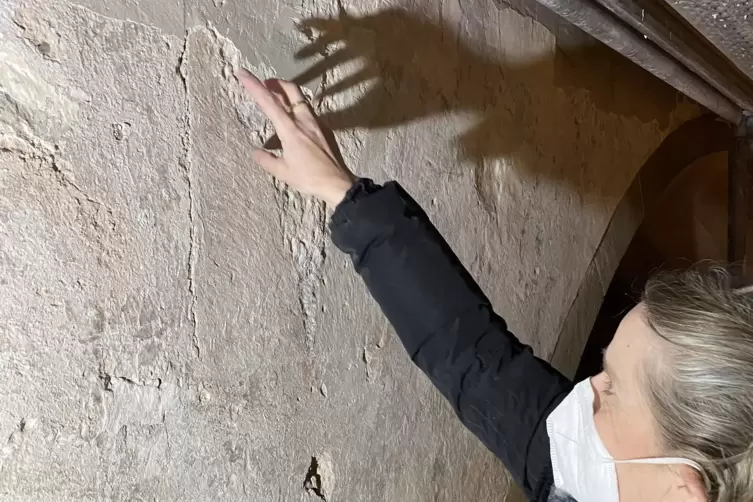 Resaturatorin Karen Keller zeigt einen der Steine auf denen einst Gew&ouml;lbeb&ouml;gen ruhten. 