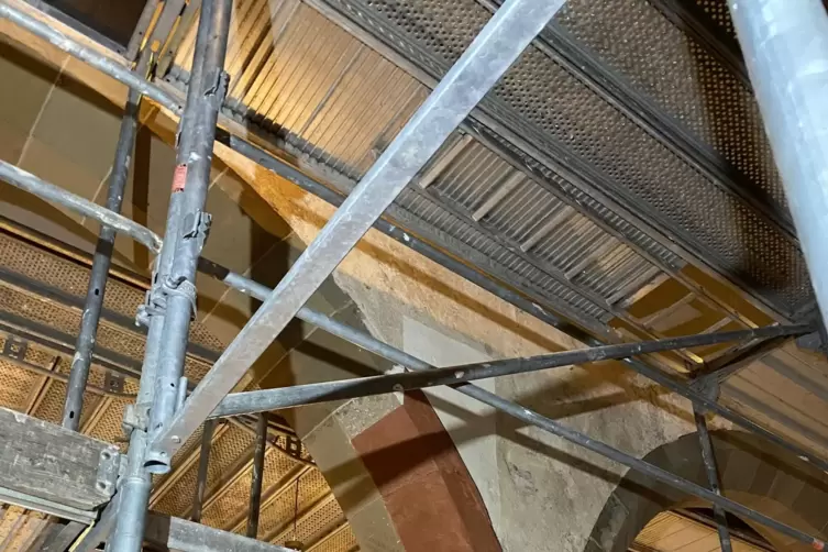 Das rot-wei&szlig;e Farbfeld soll einen Eindruck davon vermitteln, wie die Kirche innen gestaltet werden k&ouml;nnte. 
