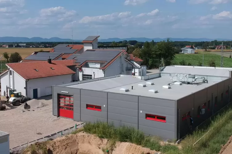 Das neue Servicezentrum (vorne rechts) der Feuerwehr ist seit 2018 fertig. Jetzt geht es an das Feuerwehrgerätehaus (im Hintergr