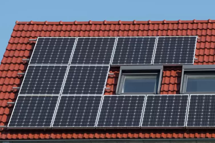 Die Solarpanels werden mit einem Schienensystem auf dem Dach befestigt. 