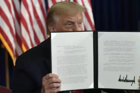 Präsident Trump zelebrierte gern die Unterschrift seiner Erlasse. Papiere wie sie müssen in das Nationalarchiv der USA. 
