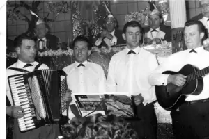 Eine bekannte Gesangsgruppe waren die „Siedlerspatzen“, hier auf einem Foto von 1964. Zu diesem Quartett gehörten, von links: Ge