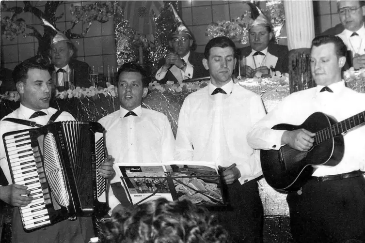 Eine bekannte Gesangsgruppe waren die „Siedlerspatzen“, hier auf einem Foto von 1964. Zu diesem Quartett gehörten, von links: Ge