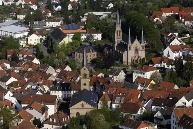 Nahe beieinander: die katholische (hinten) und die evangelische Kirche in Kusel. Nahe beieinander: die katholische (hinten) und die evangelische Kirche in Kusel.