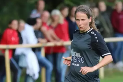 Lisa Schurer beim Fußball. 