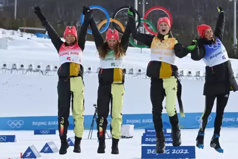 Katherine Sauerbrey, Katharina Hennig, Victoria Carl und Sofie Kreh (v.l.) freuen sich über den zweiten Platz.