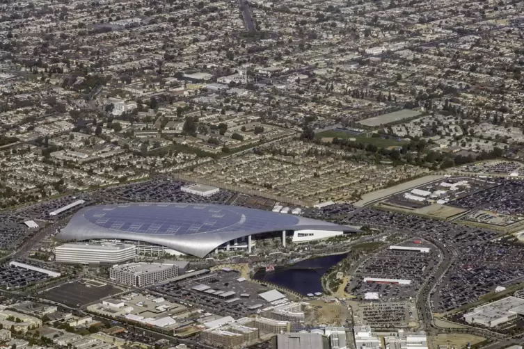 Mehr als f&uuml;nf Milliarden Dollar hat das Sofi Stadium gekostet. Mit all den Wohngebieten drumherum wirkt es ein wenig wie ein Fre