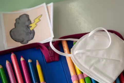 Die Omikron-Variante traf zunächst die Kindergarten- und Schulkinder, jetzt breitet sie sich über alle Altersgrppen aus.