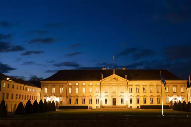 Das Schloss Bellevue in Berlin ist zur blauen Stunde beleuchtet. Am Sonntag wird die Bundesversammlung den Bundespräsidenten wäh