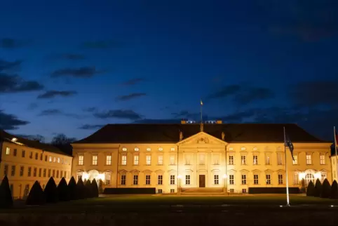 Das Schloss Bellevue in Berlin ist zur blauen Stunde beleuchtet. Am Sonntag wird die Bundesversammlung den Bundespräsidenten wäh