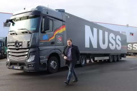 Ein alltägliches Bild auf den Straßen in der Region: Ein Lastwagen der Spedition Nuss.