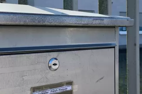 „Helexier – Fateh Maqsaa“ stand 2021 im Mai auf einem Zettelchen, aufgeklebt auf einen Briefkasten der früheren Firma Sacom in P