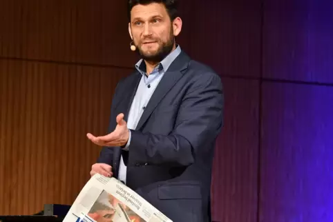 „Wenn Sie die lesen, lese ich die auch“: Christian Ehring nutzt die aktuelle Ausgabe der RHEINPFALZ.