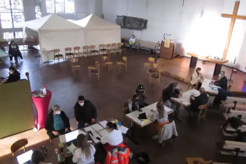 Die Kirchenbänke wurden weggeräumt, in den Zelten (hinten) sind 61 Spritzen verabreicht worden.