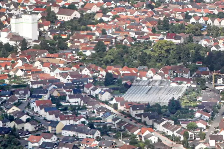 Luftbild mit Gärtnerei: Heute sind die Gewächshäuser weg. Ein Investor will hier bauen, doch die Anwohner sind dagegen. Aber er 