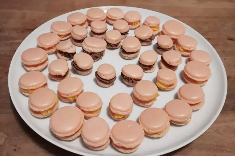 Süße Köstlichkeit: Auch französische Macarons kommen im internationalen Kochbuch der Studentinnen vor. 