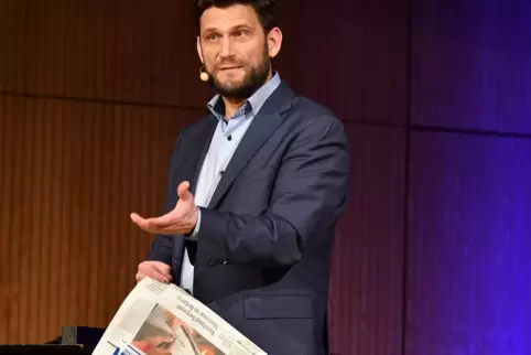 „Wenn Sie die lesen, lese ich die auch“: Christian Ehring nutzt die aktuelle Ausgabe der RHEINPFALZ.