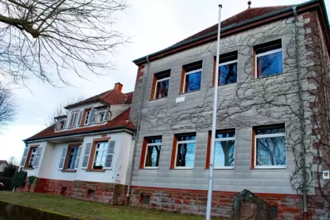Die Alte Schule in Vinningen steht zum Verkauf.